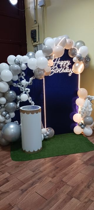 Carrito decorado,sillas,mantelería, mobiliario .