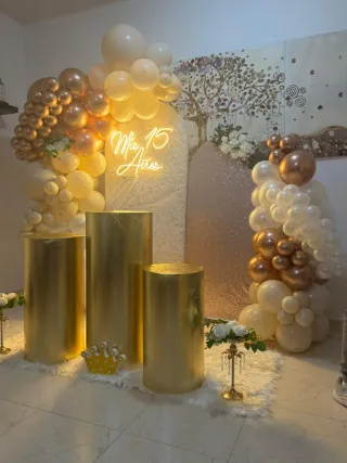 Carrito decorado,sillas,mantelería, mobiliario .