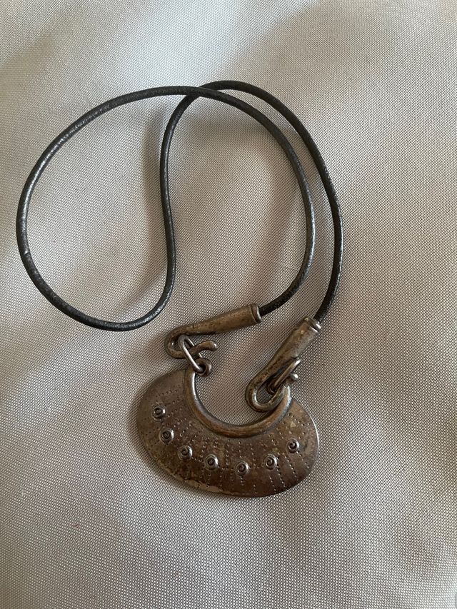 Collar con colgante metalizado