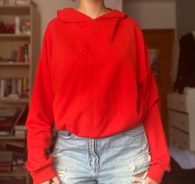 SUDADERA ROJA CON CAPUCHA