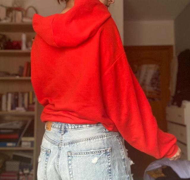 SUDADERA ROJA CON CAPUCHA