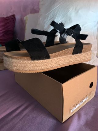 Sandalias de terciopelo y esparto