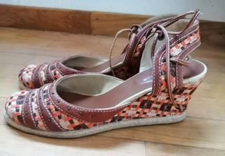 Sandalias cuña con cintas al tobillo