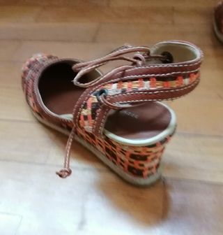 Sandalias cuña con cintas al tobillo