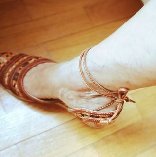 Sandalias cuña con cintas al tobillo