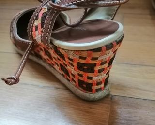 Sandalias cuña con cintas al tobillo