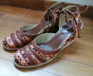 Sandalias cuña con cintas al tobillo