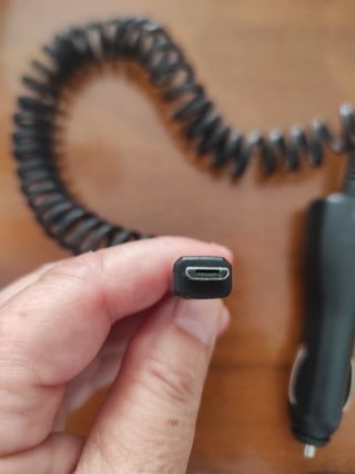 Cable cargador de móvil desde mechero del coche