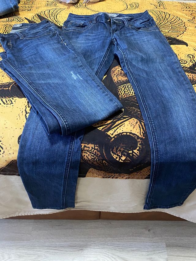 pantalones vaqueros  talla S los dos 6€