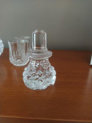 Licorera con vasos de chupitos