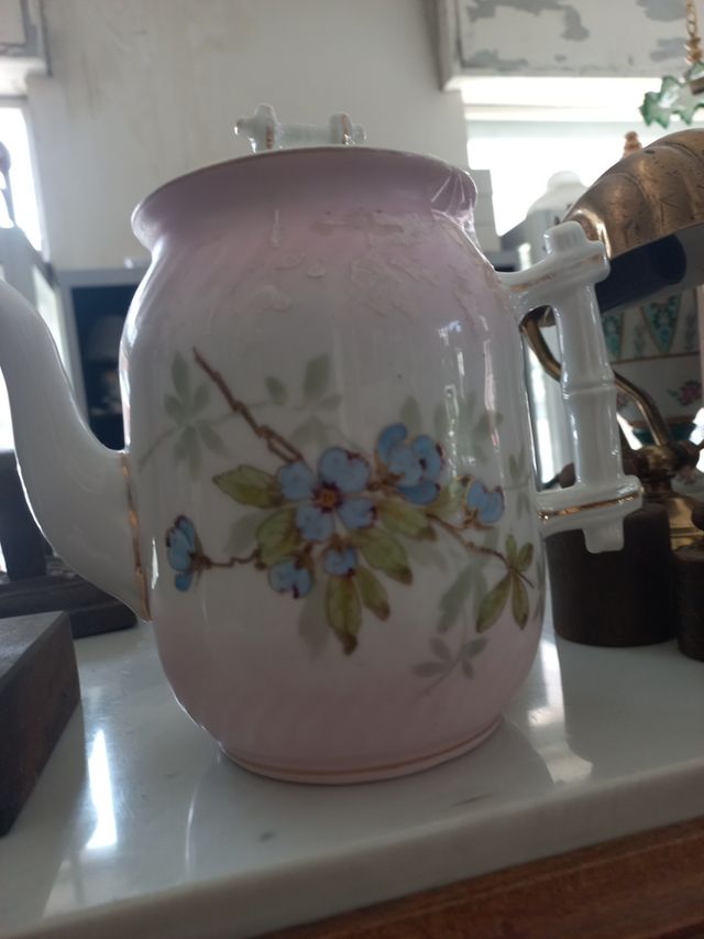 Caraffa antica in porcellana