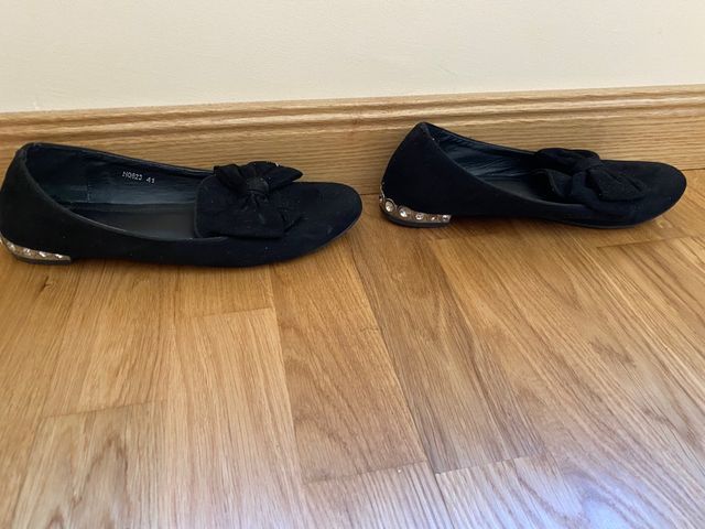 Zapatos planos negros de vestir