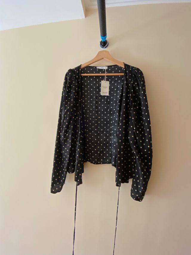 Blusa negra de Mango ceñida de lunares a estrenar