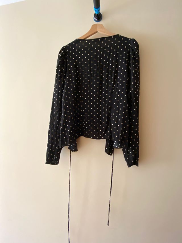Blusa negra de Mango ceñida de lunares a estrenar