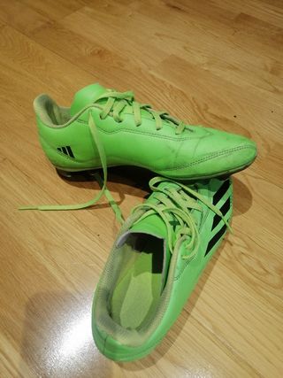 Botas fútbol Adidas tacos