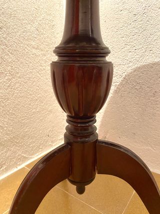 Antigua Mesita velador color nogal