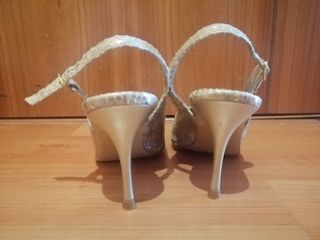 Zapato de tacon alto dorado