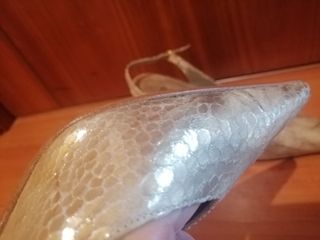 Zapato de tacon alto dorado