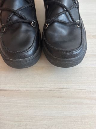botas negras nieve