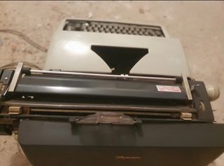 Máquina de escribir antigua  Olympia