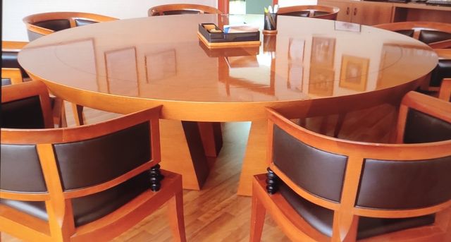 Exclusiva mesa redonda, sala de juntas o comedor. 