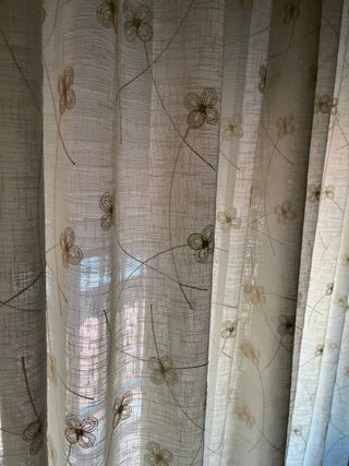 Cortinas bordadas de flores