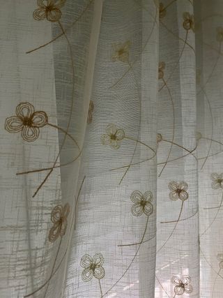 Cortinas bordadas de flores