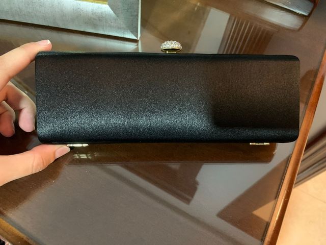 Cartera con cierre de pedrería 