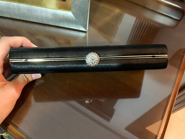 Cartera con cierre de pedrería 