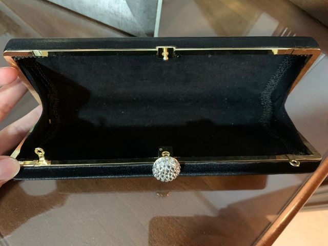 Cartera con cierre de pedrería 