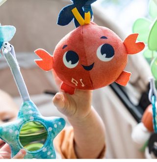 juguete para cochecito con clip universal