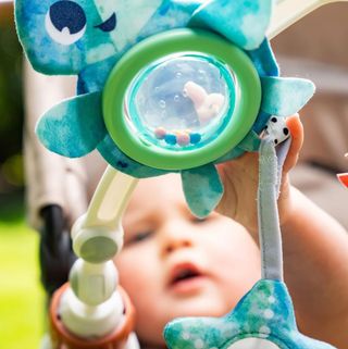 juguete para cochecito con clip universal