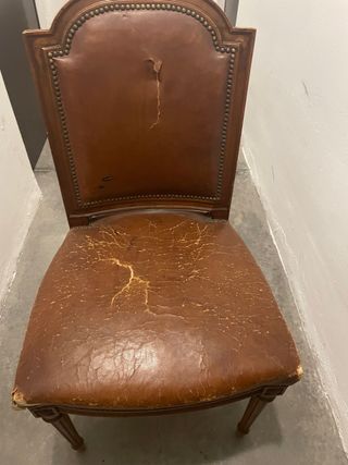 Sillas, confidentes de piel antiguos