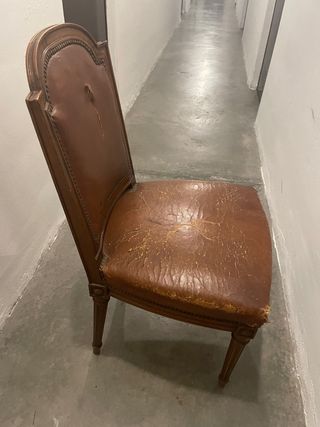 Sillas, confidentes de piel antiguos