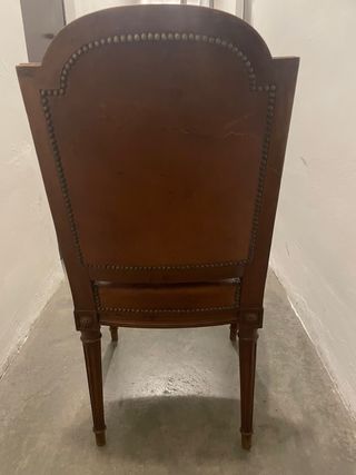 Sillas, confidentes de piel antiguos