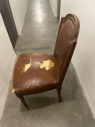 Sillas, confidentes de piel antiguos