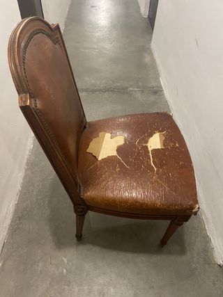 Sillas, confidentes de piel antiguos