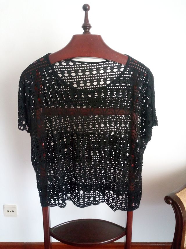 Blusa preta transparente e fresca