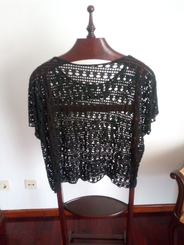 Blusa preta transparente e fresca