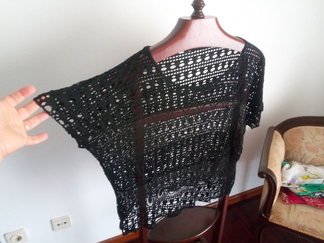 Blusa preta transparente e fresca