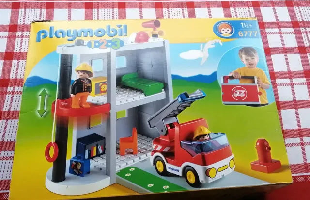 Playmobil 123. 2 referencias.