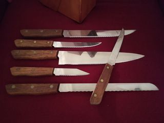 Ceppo in legno con coltelli