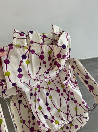 Silla de estudio y cortinas