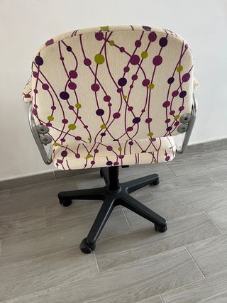 Silla de estudio y cortinas