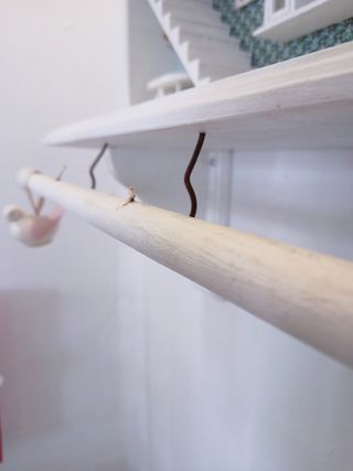 ESTANTERÍA ANTIGUA CON PERCHERO