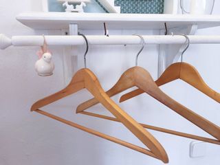 ESTANTERÍA ANTIGUA CON PERCHERO