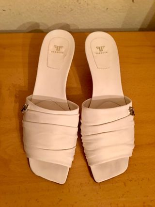 FARRUTX - sandalias mules tacón kitty 38,5