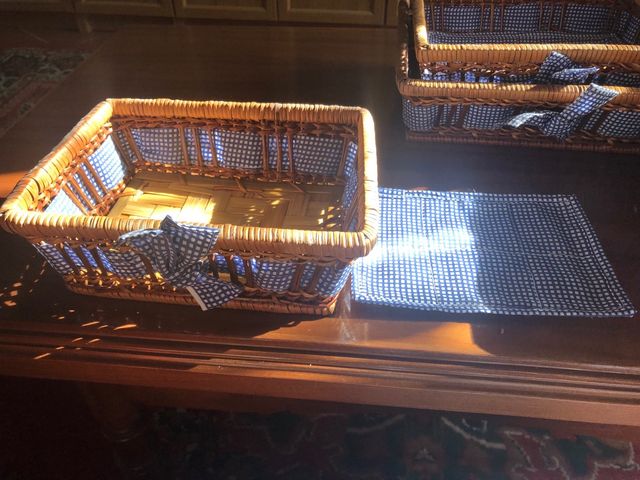 4 bonitas cestas de mimbre forradas