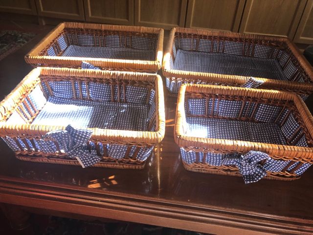 4 bonitas cestas de mimbre forradas