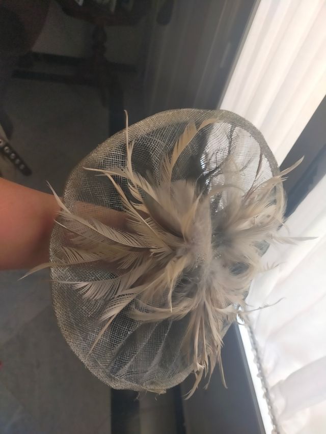 Tocado circular en tonos grises